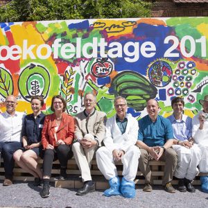 Die hessische Landwirtschaftsministerin Priska Hinz (5. von links) mit Akteuren der Öko-Feldtage vor dem fertiggestellten Kunstwerk, ganz links LLH-Direktor Andreas Sandhäger